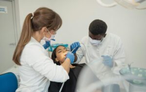 Leia mais sobre o artigo Implante ou dentadura: qual é melhor opção?