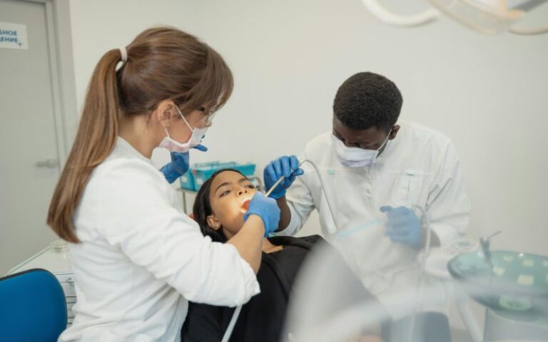 Leia mais sobre o artigo Implante ou dentadura: qual é melhor opção?