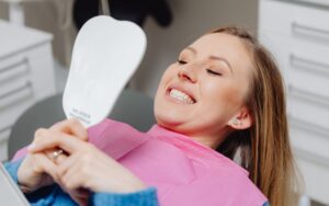 Leia mais sobre o artigo Lentes de contato dental: o que são e para quem são indicadas? 