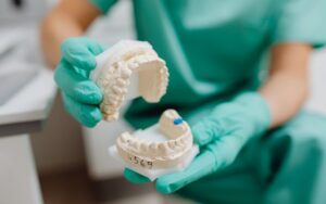 Leia mais sobre o artigo Vale a pena fazer lente de contato dental? Prós e contras reais